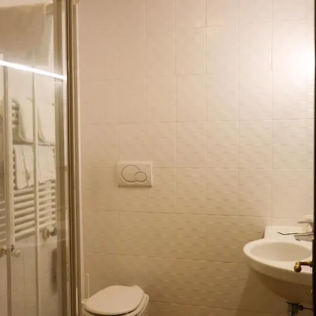 Monica Hotel Fiera Pregnana Milanese Room photo