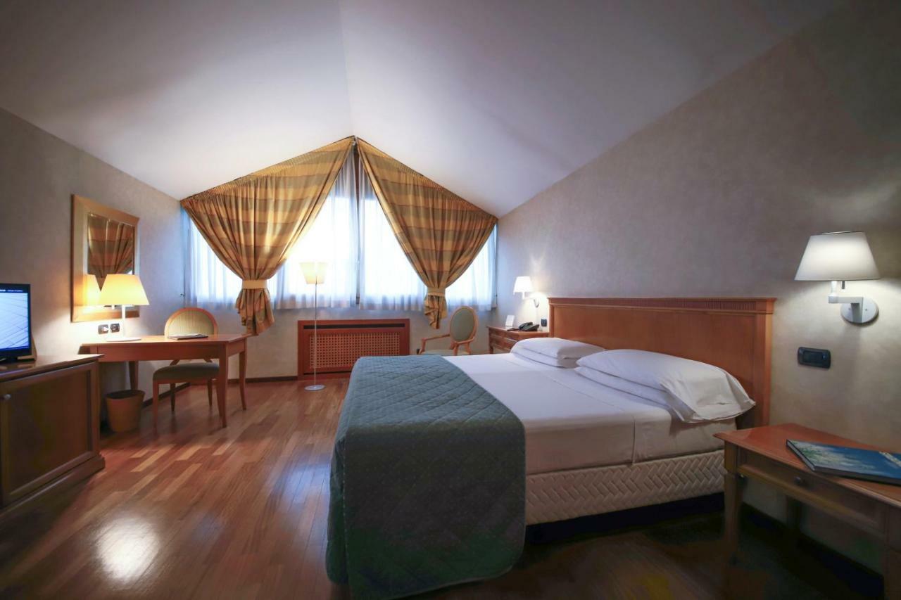 Hotel Monica Fiera 4*